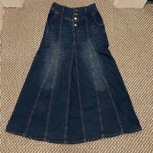 Vintage denim maxi skirt! High wait! Stretchy! Sz M